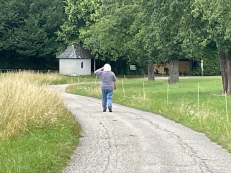 Bewohner spaziert zur Kapelle