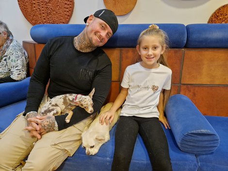 Mann und kleine Tochter und zwei Hunde zu Gast im LPBZ