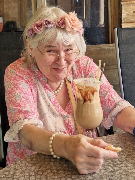 Bewohnerin Maria und Eiskaffee