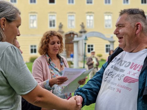 Urkundenverleihung nach Fußballspiel