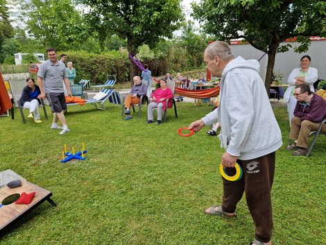Bewohner beim Wurfspiel