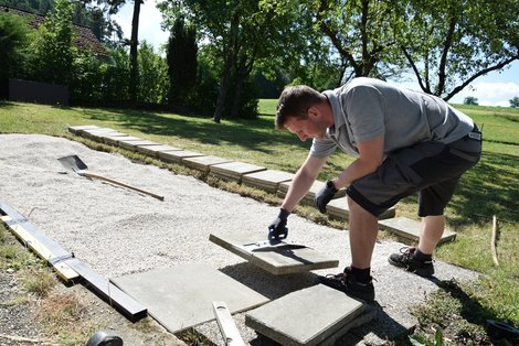 Zivi verlegt Platten 