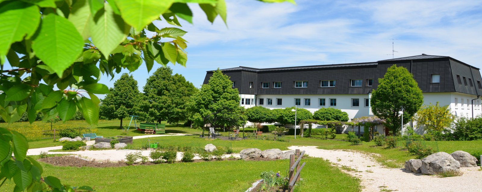 Blick auf das Gebäude vom Garten aus