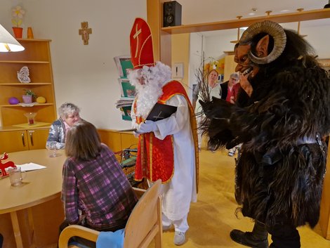 Nikolaus und Krampus und 2 Bewohnerinnen.