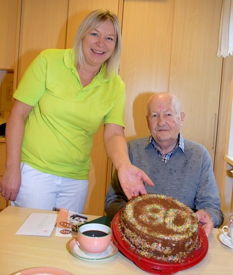 Eva und Heinrich mit Torte