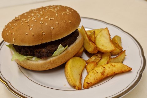 Teller mit Burger und Wedges