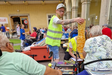 BewohnerInnen und PSD-Mitarbeiter mit Vase für Schätzspiel