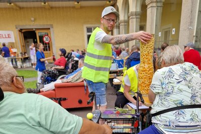 BewohnerInnen und PSD-Mitarbeiter mit Vase für Schätzspiel