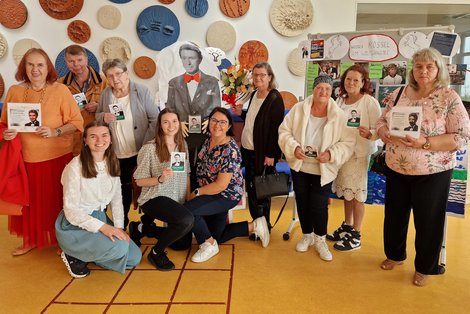 Gruppenfoto rund um Peter Alexander-Aufsteller