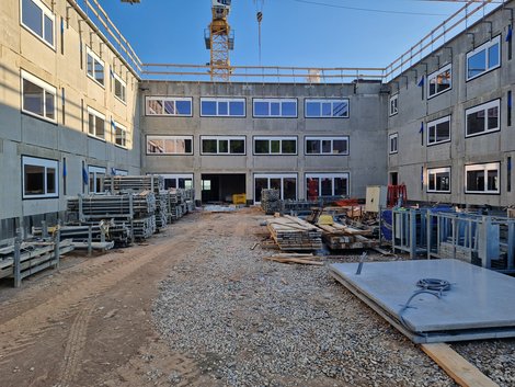 Neubau mit Fenstern