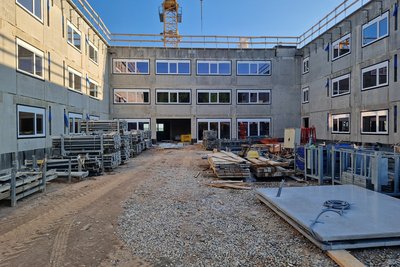 Neubau mit Fenstern