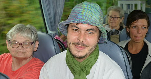Mitarbeiter und Bewohner im Bus