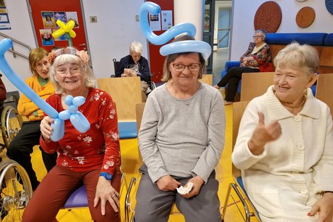 3 Bewohnerinnen mit Luftballontieren