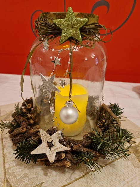 Tischdeko mit Kerze im Glas, Kranz und Sternen