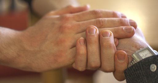 Zwei Hände halten eine Hand