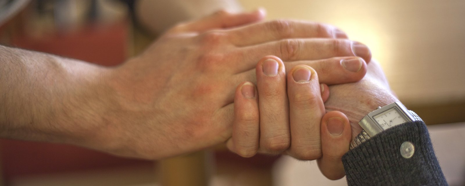 Zwei Hände halten eine Hand