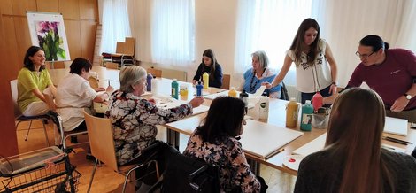 Mag. Holzknecht, HLW-Schülerinnen und LPBZ-BewohnerInnen beim Workshop
