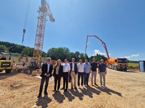 Gruppenfoto der Führungskräfte, Architekt, Baumeister u.a. auf der Baustelle