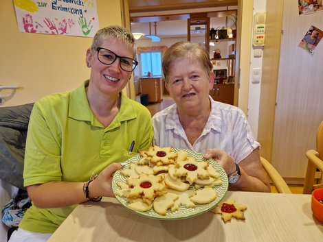 Kristina und Bewohnerin mit fertigen Keksen