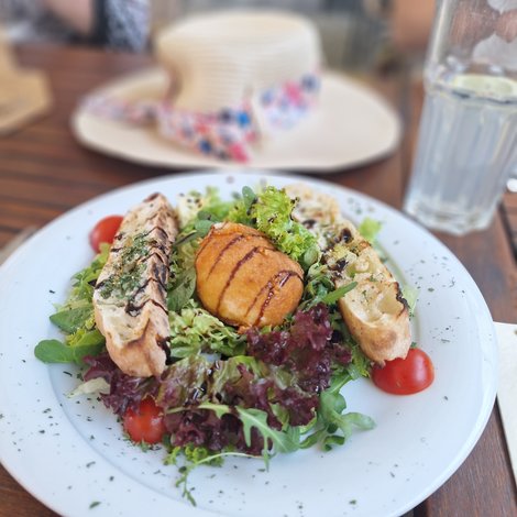 Mittagessen: Teller mit Salat und Fleisch