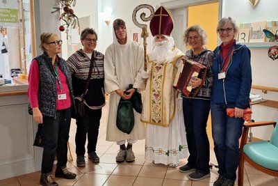 Gruppenfoto vom Nikolaus und 5 MitarbeiterInnen