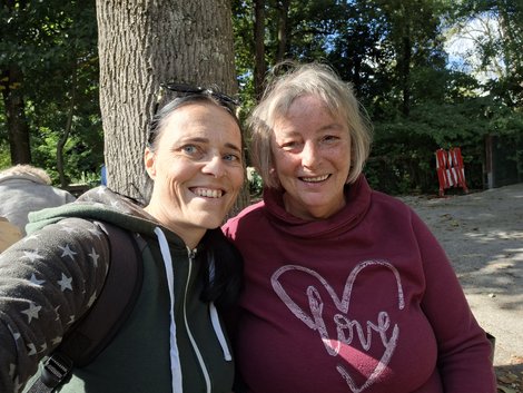 Selfie einer Mitarbeiterin und Bewohnerin