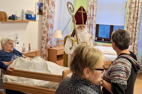 Nikolaus bei Bewohnerin im Zimmer