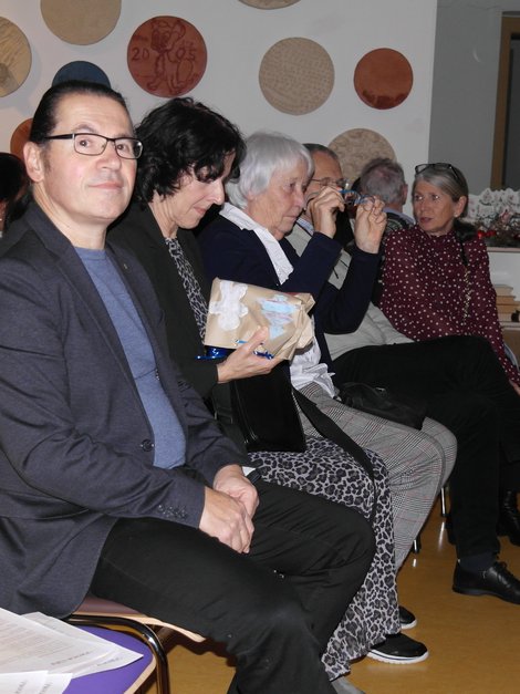 Mehrere Gäste bei der Weihnachtsfeier