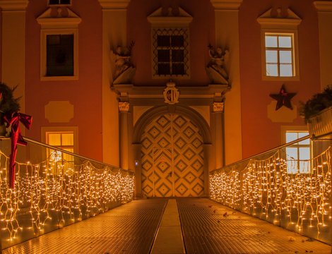 Beleuchteter Eingang Schloss Gschwendt