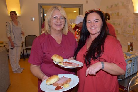 2 Mitarbeiterinnen mit Leberkäsjause