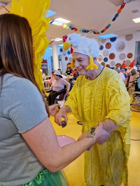 Blume und Huhn tanzen