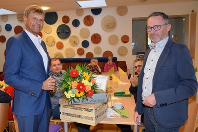 Dir. Konrad und Mag. Silber mit Geschenkskorb