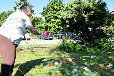 Bewohnerin beim Wurfspiel