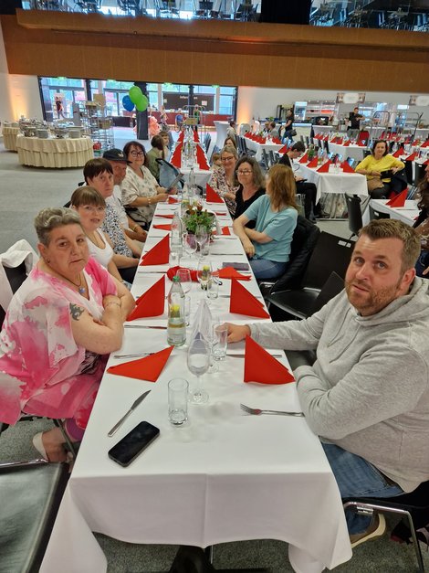 Gruppe beim Abendbuffet
