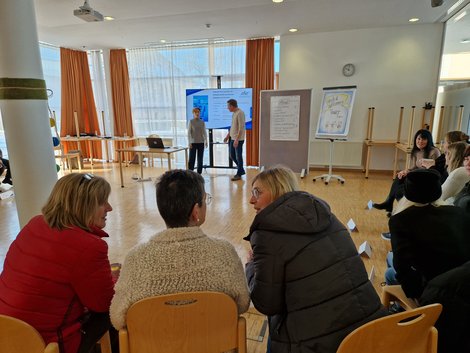 MitarbeiterInnen beim Part-Seminar im Sesselkreis