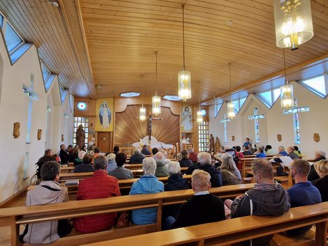 TeilnehmerInnen bei der Andacht in der Schlosskapelle