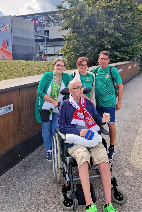 4 Fußballfans vor dem Stadion