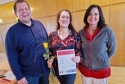 Pflegedirektor Günter Schwarzlmüller, Jubilarin Michaela Neumayer (25 Jahre in der Pflege) und DGKP Verena König, WB-Leitung 2