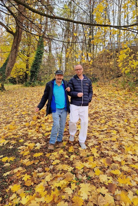Zwei Männer beim Herbstspaziergang