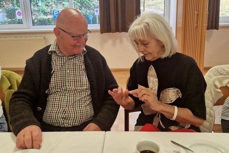 2 ehrenamtliche MitarbeiterInnen im Gespräch