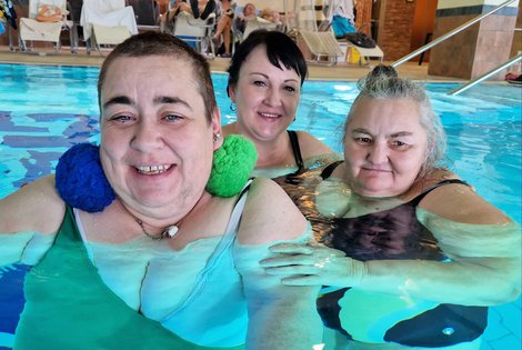 Drei Personen in der Therme