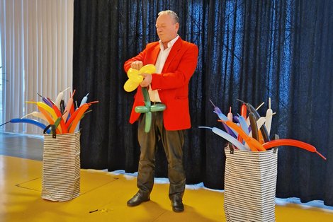 Zauberer fertigt Luftballontiere