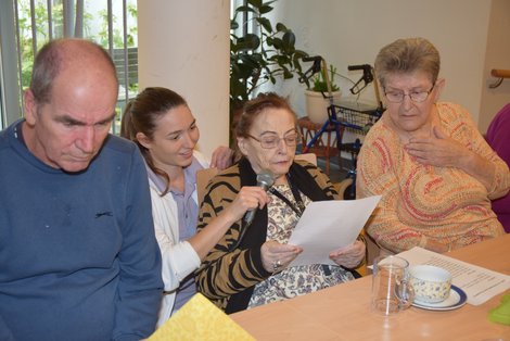 Bewohnerin liest Text vor