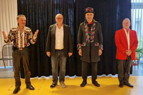 Vier Zauberer vom 1. Linzer Zaubertheater bei Verabschiedung