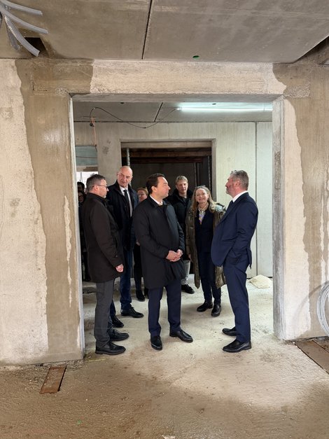 Ehrengäste bei Rohbaubesichtigung innen