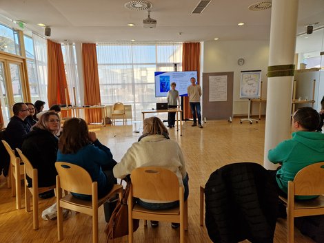 MitarbeiterInnen beim Part-Seminar im Sesselkreis