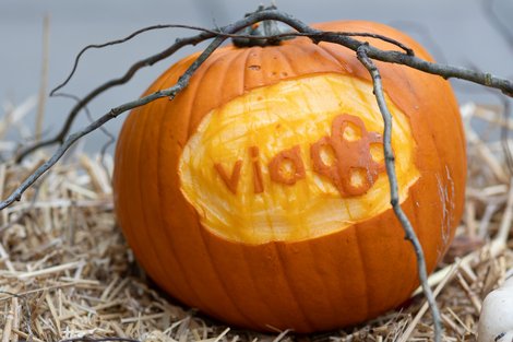 geschnitzter Kürbis mit Via-Logo