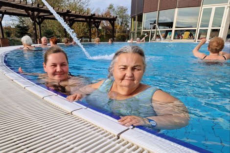 Zwei Frauen im Thermalaußenbecken