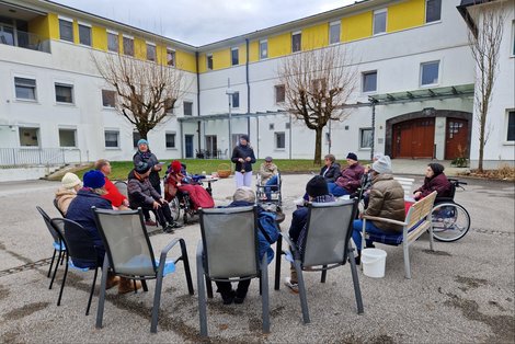 Bewohnergruppe bei Feuerschale