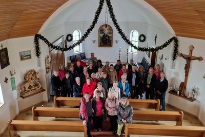 Gruppenfoto der ehrenamtlichen MitarbeiterInnen in der Kirche